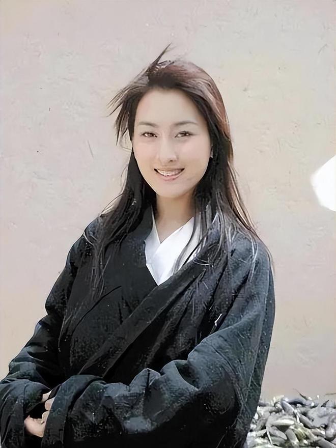 辉同居11年的马苏现如今依旧孑然一身龙八国际娱乐网站被黑人驮在肩上和孔令(图3)