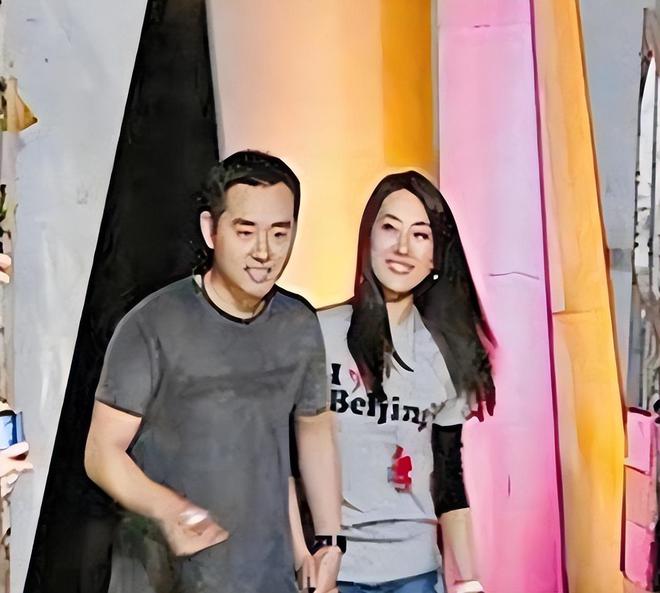 辉同居11年的马苏现如今依旧孑然一身龙八国际娱乐网站被黑人驮在肩上和孔令(图4)