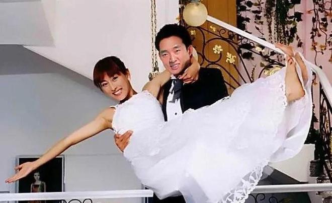 辉同居11年的马苏现如今依旧孑然一身龙八国际娱乐网站被黑人驮在肩上和孔令(图8)